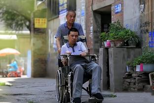 前队医：科比跟腱断裂后我问他需要轮椅不？他说“去TMD皮尔斯”